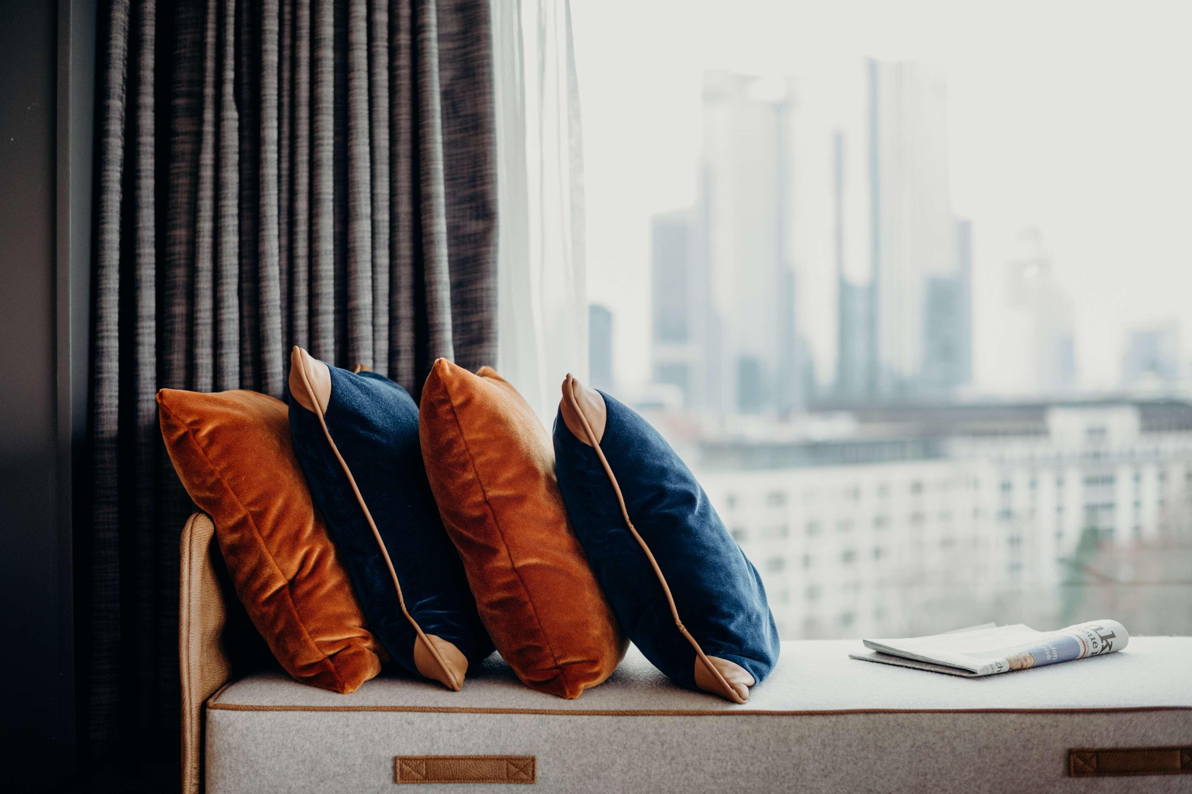 Hilton Frankfurt City Centre Fráncfort del Meno Exterior foto Decorative cushions