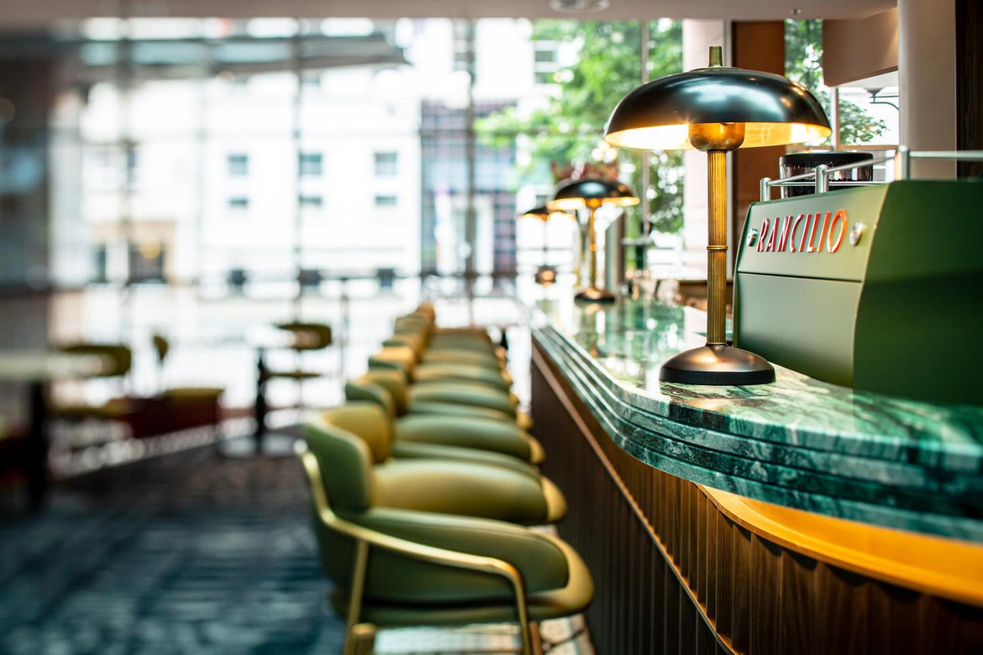 Hilton Frankfurt City Centre Fráncfort del Meno Exterior foto The bar at the restaurant