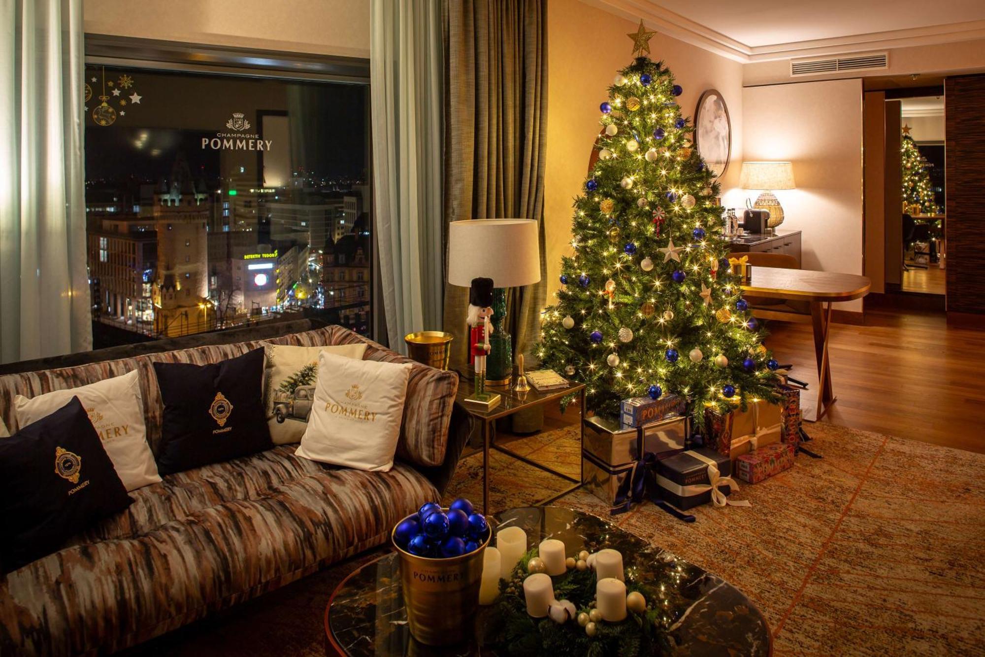 Hilton Frankfurt City Centre Fráncfort del Meno Exterior foto A Christmas tree in a living room