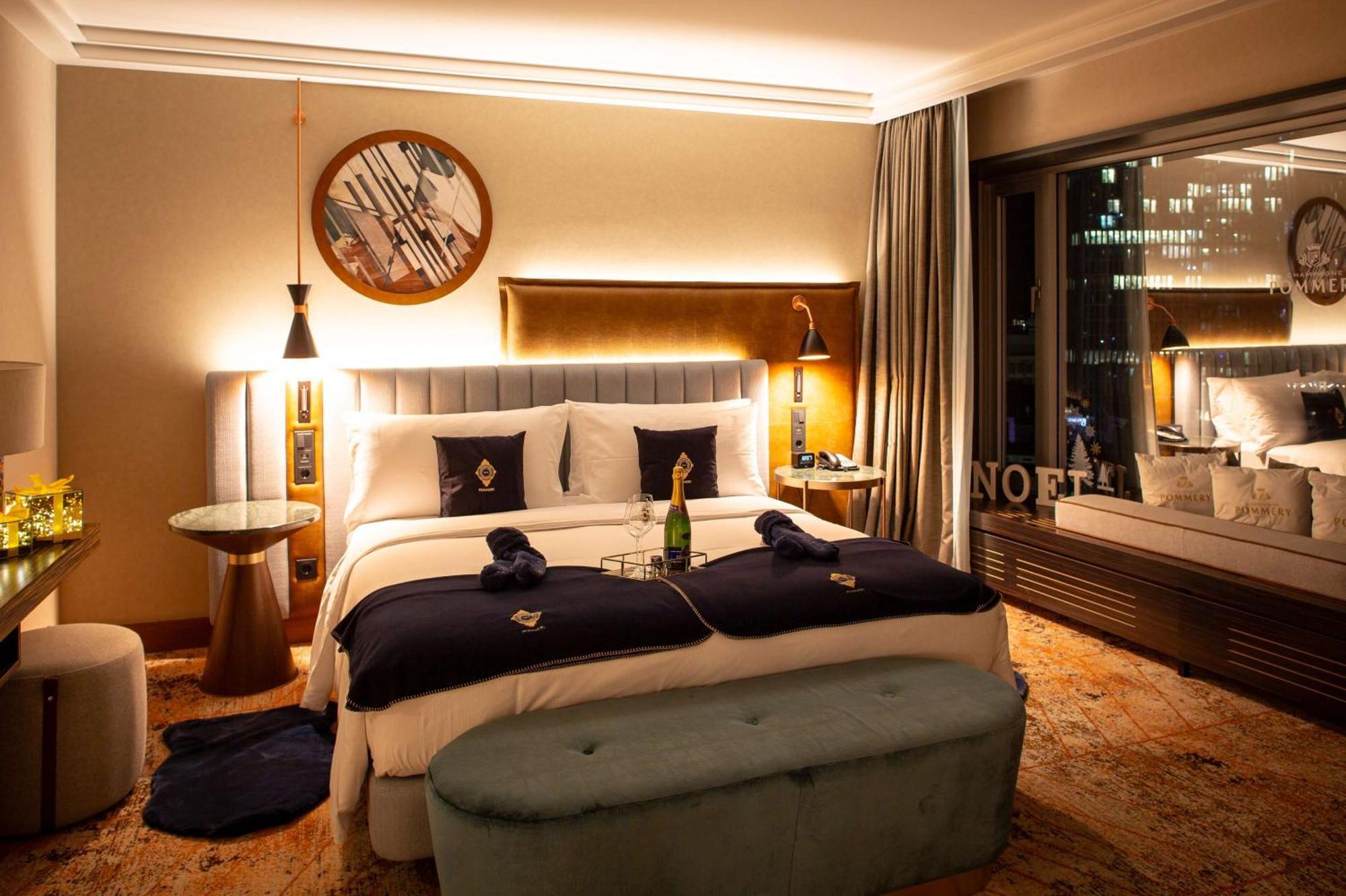 Hilton Frankfurt City Centre Fráncfort del Meno Exterior foto A bedroom at the hotel